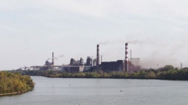 Nehirdeki fabrika, ağır sanayi, borulardan gelen duman