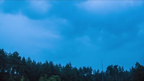 Zonsopgang boven de bomen, door de beweging van de wolken. — Stockvideo