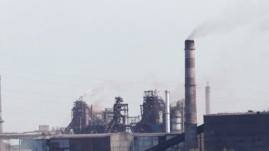 Nehirdeki fabrika, ağır sanayi, borulardan gelen duman