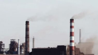 Nehirdeki fabrika, ağır sanayi, borulardan gelen duman