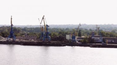 Nehir limanında büyük bir vinç çalışması.