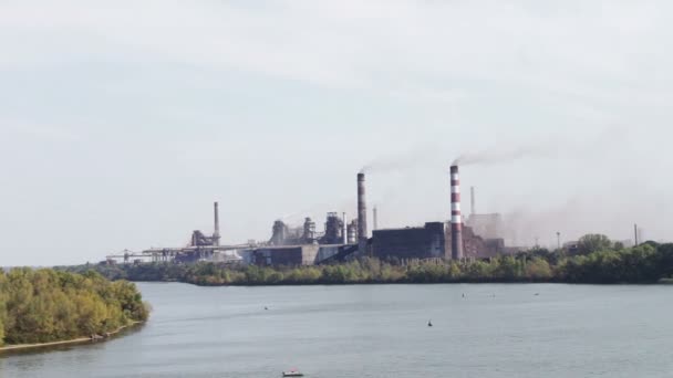 Anläggningen vid floden, tung industri, röken från rören — Stockvideo