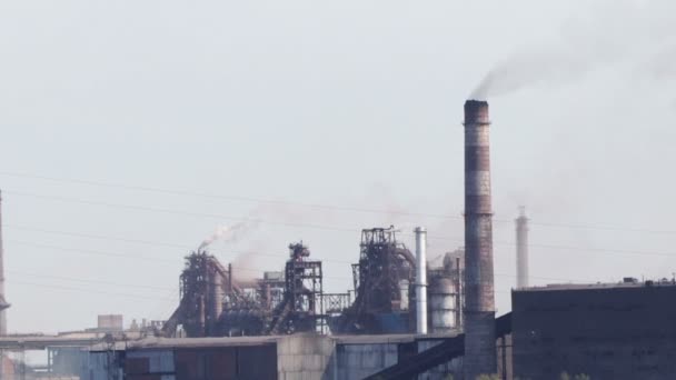 Nehirdeki fabrika, ağır sanayi, borulardan gelen duman — Stok video