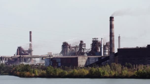 The plant at the river, heavy industry, the smoke from pipes — Stock Video