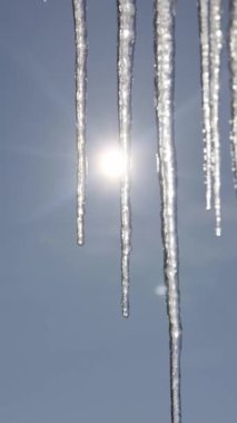 Açık sarkıtlar mavi bir gökyüzüne asılı ve güneş tam arkanızda parlıyor. Buz hızla erirken su damlacıkları uçlarından düşer. Kavram ilkbaharın çözüldüğünü ve ısınan hava örneklerini gösteriyor