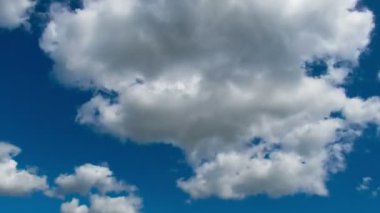 Mavi gökyüzünde hareket eden bulutlar.