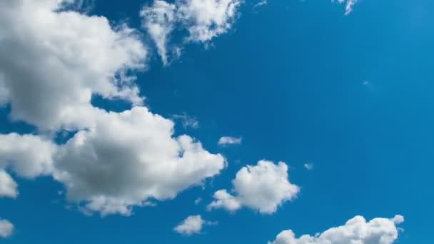 Nuvens movendo-se no céu azul. — Vídeo de Stock