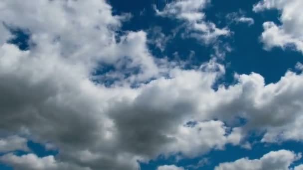 Nuages se déplaçant dans le ciel bleu.
