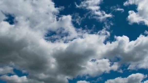 Nuvens movendo-se no céu azul. — Vídeo de Stock