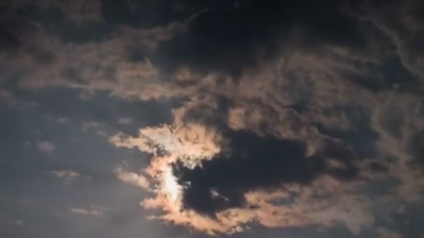 Lune de nuit se lève à l'horizon sur le fond des étoiles de la nuit et des nuages . — Video