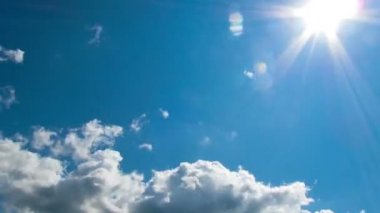 Mavi gökyüzünde hareket eden bulutlar.