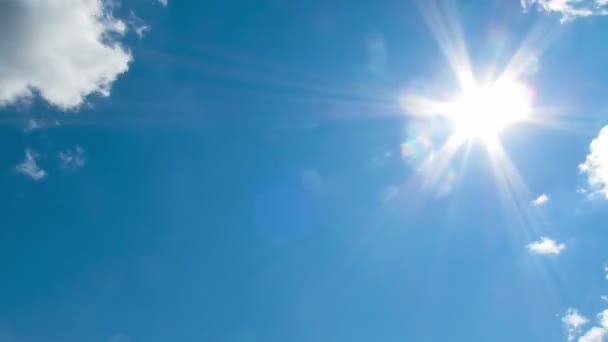 Nuvens movendo-se no céu azul. — Vídeo de Stock