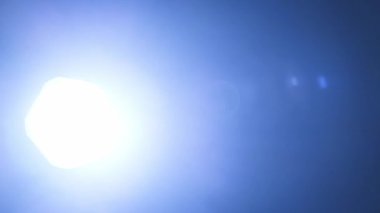 El olarak bulunan biri, karanlığın içinde parlak bir fener ışınını sağa sola süpürüyor. Işık güçlü alevler ve tedirgin edici bir aciliyet yaratır..