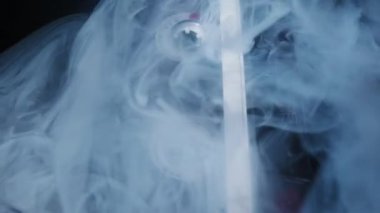 Beyaz etiketli ses kaseti koyu bir yüzeyde kalın bir duman tarafından yutulur. Huysuz, dramatik ışıklandırma ve yavaş bir kamera geri çekilmesi gizemli ve nostaljik bir atmosfer yaratır..