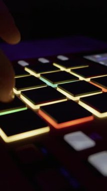 Pürüzsüz kaydırma hareketli, MIDI kontrollü, parlak musluklar. Elektronik müzik üretimi, gece hayatı yaratıcılığı ve modern ses teknolojisi kavramı.