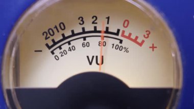 Retro analog VU ölçer iğnesinin ses seviyesine dalgalanan aşırı yakın çekimi. Ses ölçümü, sinyal gücü, müzik üretimi ve klasik teknoloji kavramı.