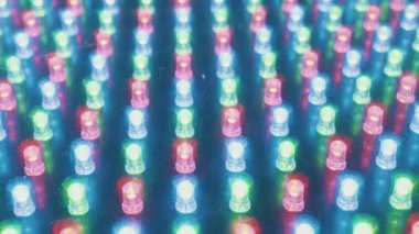 RGB LED panelinin çok renkli ışıkları dinamik bir şekilde yanıp sönüyor. Modern teknoloji kavramı, dijital yenilik, veri transferi ve soyut arkaplanlar.