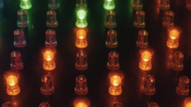 Mavi, yeşil ve kırmızı desenlerle yanıp sönen RGB LED ışıklarının makro görüntüsü. Dijital görüntü teknolojisi, veri iletimi ve soyut elektronik arkaplan kavramı.