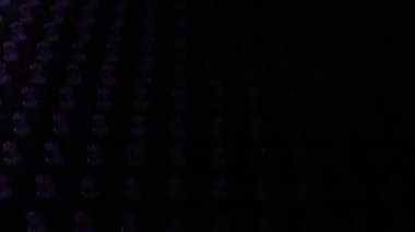 Bir makro görünüm, siyah bir devre kartında kırmızı, yeşil ve mavi diziler halinde yanıp sönen küçük LED ampulleri gösterir. Dijital teknoloji, veri iletimi ve elektronik ekran kavramı