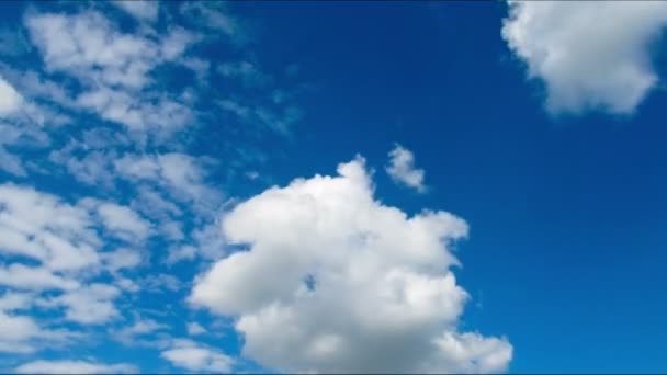 Nuvole che si muovono nel cielo blu. — Video Stock