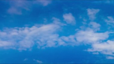 Mavi gökyüzünde hareket eden bulutlar.