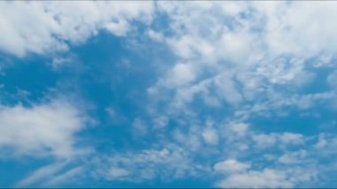 Mavi gökyüzünde hareket eden bulutlar.