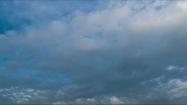 Fırtına bulutları mavi gökyüzünde hareket.