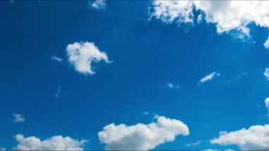 Mavi gökyüzünde hareket eden bulutlar.