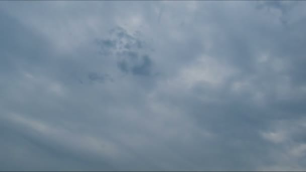 Nuages orageux se déplaçant dans le ciel bleu .