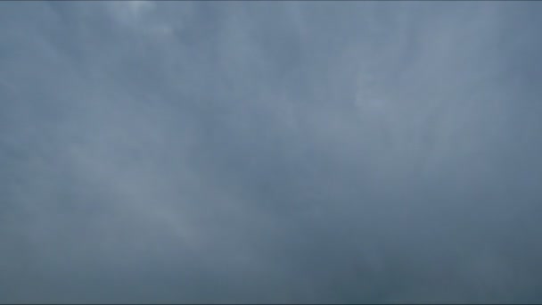 Nuages orageux se déplaçant dans le ciel bleu .
