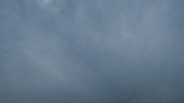 Gewitterwolken ziehen in den blauen Himmel. — Stockvideo