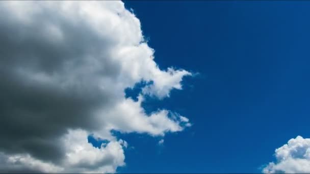 Nuvens movendo-se no céu azul. — Vídeo de Stock