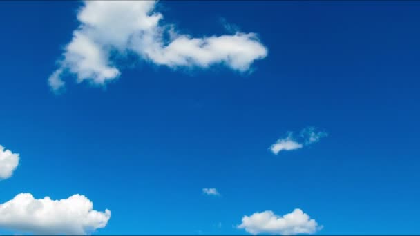 Σύννεφα που κινούνται στον γαλάζιο ουρανό. — Αρχείο Βίντεο