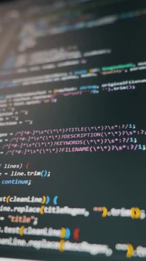 Yapay zeka entegrasyonlu karanlık bir dikey monitörde kod çizgileri kaydırılıyor. Vibe kodlama kavramı, modern yazılım geliştirme ve otomatik uygulama oluşturma.