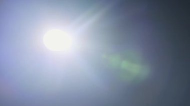 Parlak beyaz bir ışık kaynağı zifiri karanlık bir zemin boyunca hareket ederek dinamik mavi mercek parlamaları ve parlayan haleler yaratır. Bu kavram, arama, keşif ya da gizemli enerjiyi gösterir..