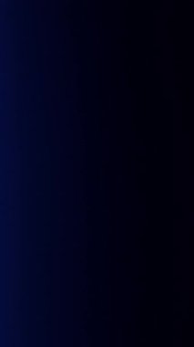 Parlak mavi ve beyaz neon çizgiler ekranda dikey olarak parlıyor. Soyut ışın kılıcı etkisi karanlık bir arkaplanda geleceksel bir geçiş yaratır..