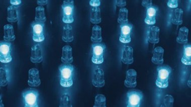 RGB LED ışıklarının çok sayıda renk ve desende yanıp söndüğü bir şebekeye yakın çekim. Dijital ekran, modern teknoloji, elektronik ve bilgi kavramı.