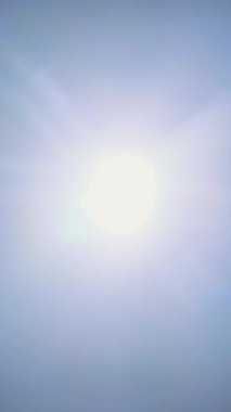 Parlak beyaz oktagonal ışık kaynağı karanlığa karşı belirgin mavi mercek parlamaları ile parlar. Işık bir flaş etkisi yaratıyor. Kavram enerjiyi, teknolojiyi veya ani farkındalığı temsil eder.