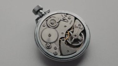 Detaylı iç dişliler ve klasik mekanik kronometrenin salınan denge çarkı. Hassas mühendislik, zaman yönetimi, karmaşık mekanik ve klasik burç bilimi kavramı