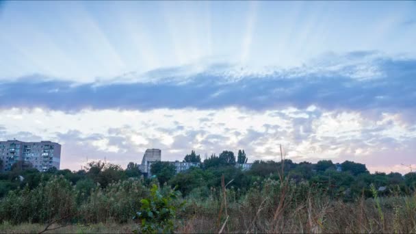 Le nuvole si muovono sopra la casa a più piani . — Video Stock