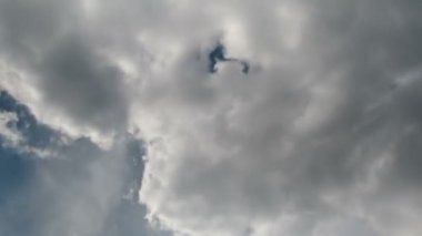 Mavi gökyüzünde hareket eden bulutlar.