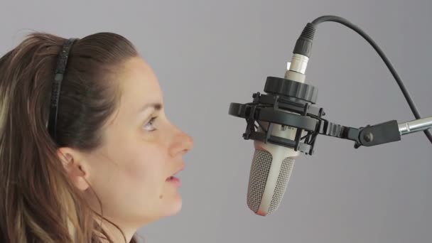 Menina canta no microfone estúdio — Vídeo de Stock