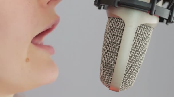 Flickan sjunger i studion mikrofonen — Stockvideo
