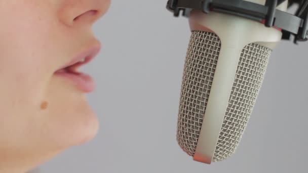 Menina canta no microfone estúdio — Vídeo de Stock