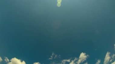 Mavi gökyüzünde hareket eden bulutlar.