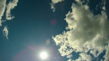 Mavi gökyüzünde hareket eden bulutlar.