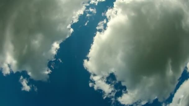 Wolken ziehen in den blauen Himmel. — Stockvideo