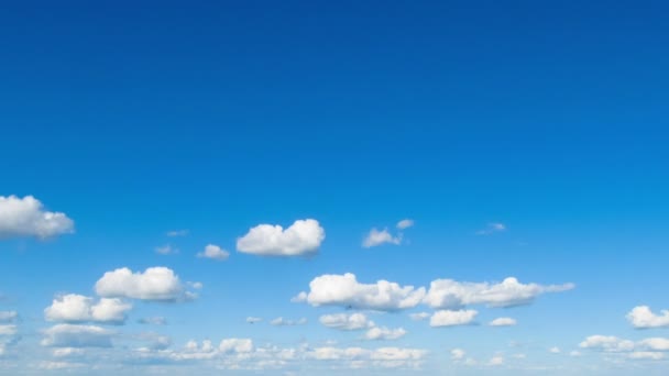 Nuvens movendo-se no céu azul. — Vídeo de Stock