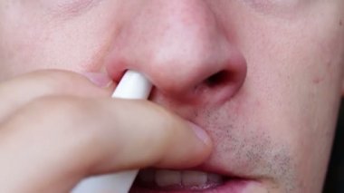 burun spreyi kullanarak adam.