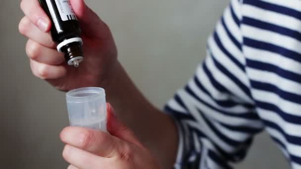 La mujer gotea del frasco en el depósito del medicamento para inhalación . — Vídeo de stock